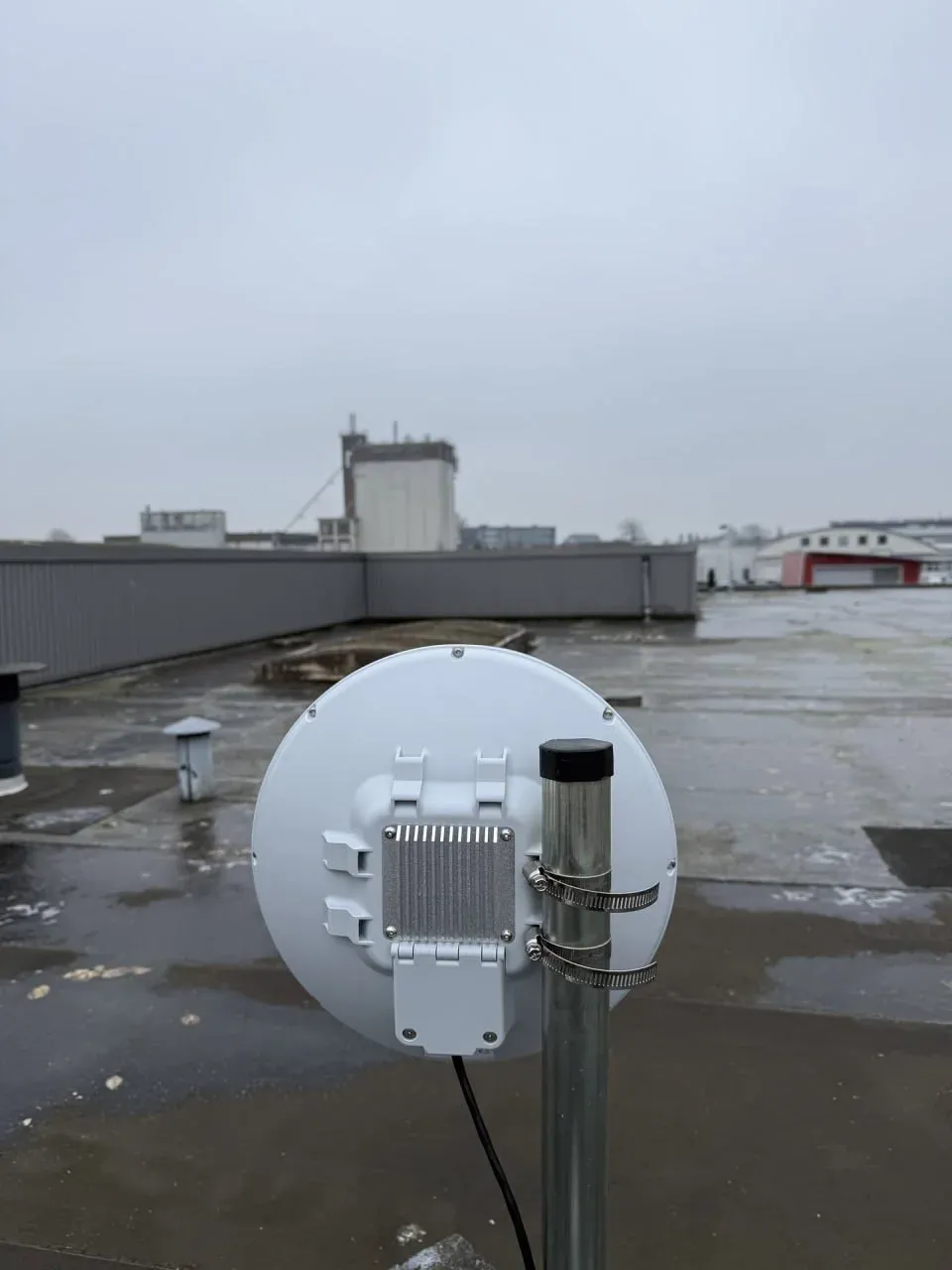 4G/5G-antenne op een dak voor zakelijk mobiel internet