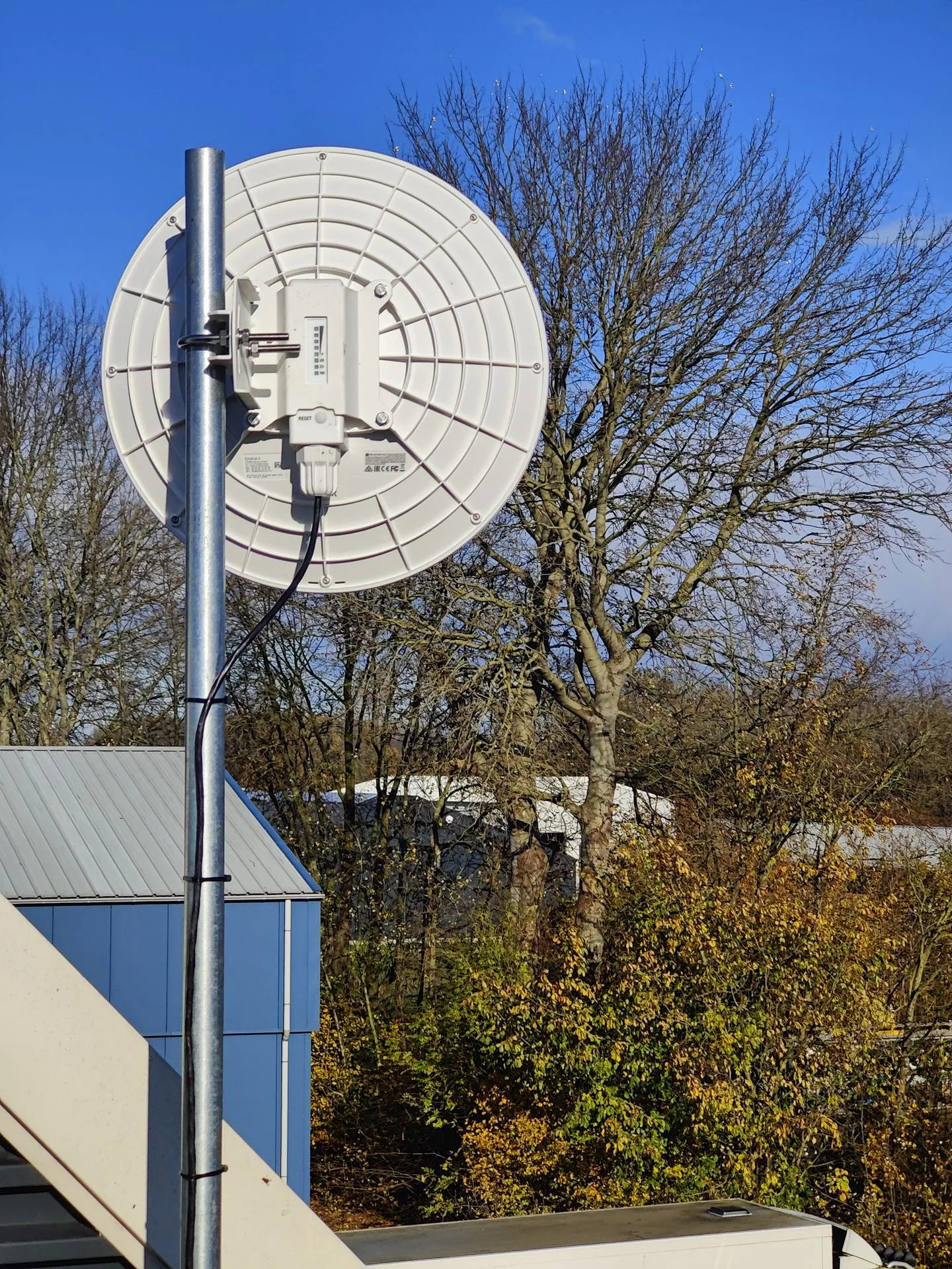 Straalverbinding tussen twee gebouwen in Baflo