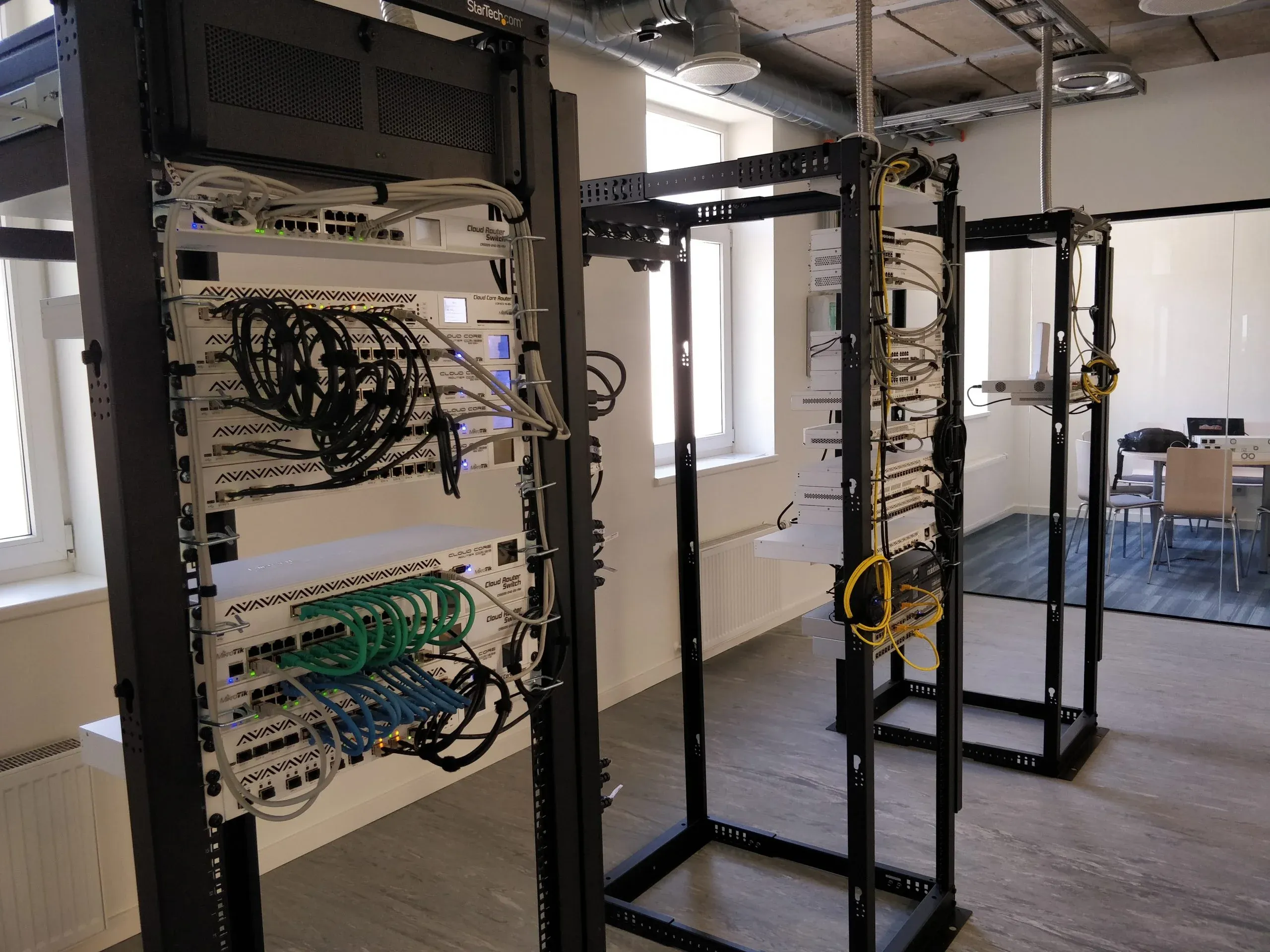 De trainingsruimte met MikroTik server racks