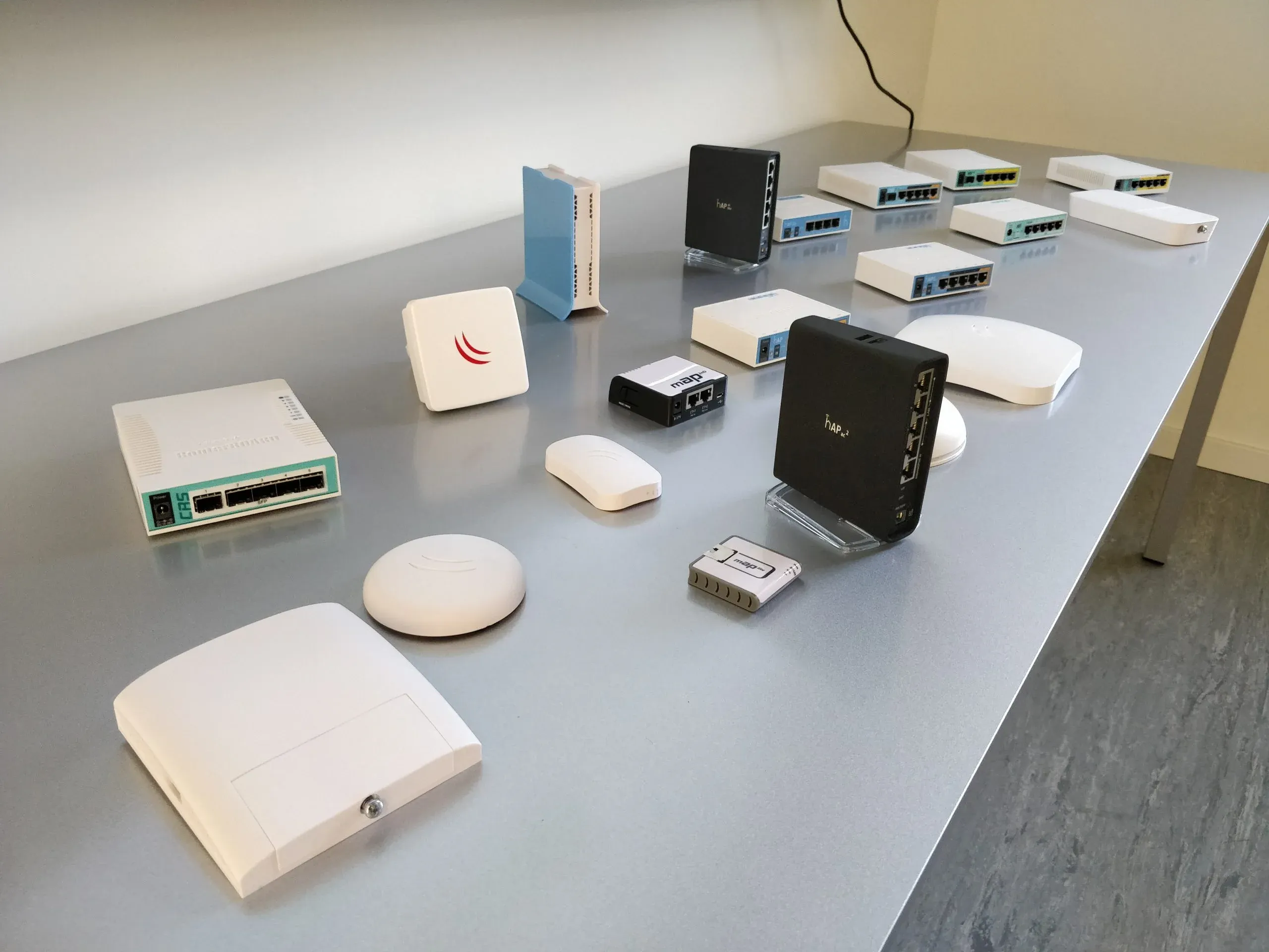 MikroTik hardware in de trainingsruimte