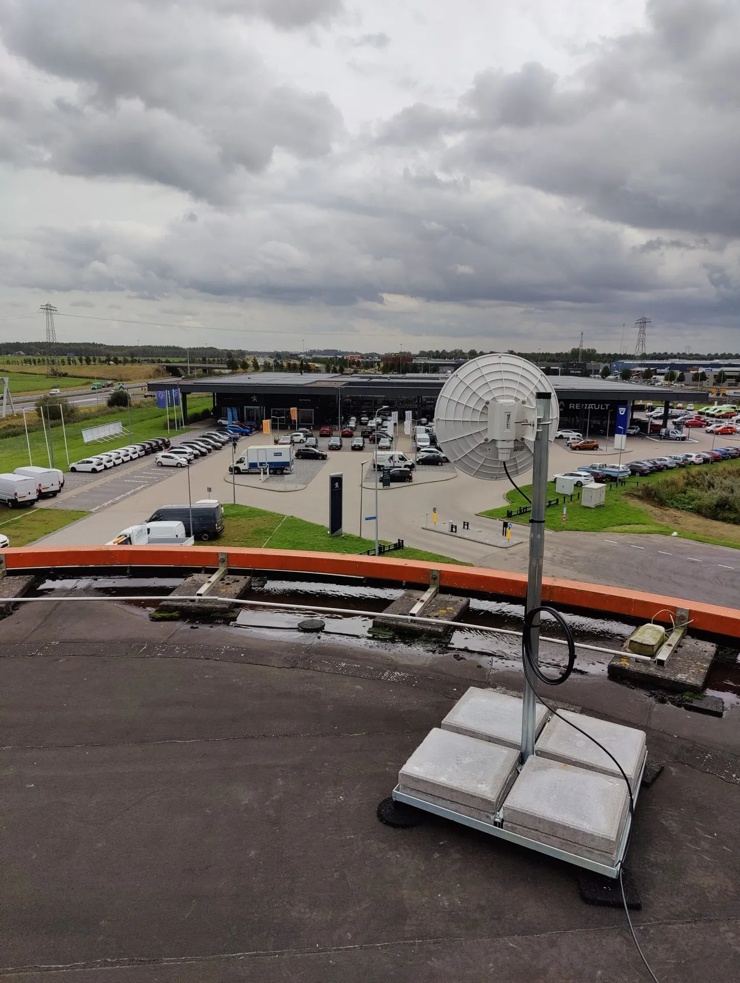 Straalverbinding over een industrieterrein in Groningen