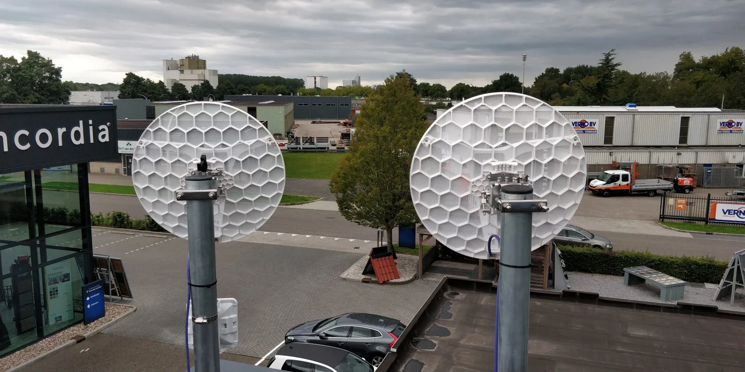 Installatie op het dak van de nieuwe hal