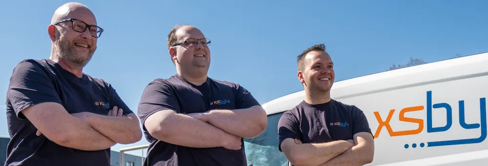 Het XSbyte-team aan het werk op kantoor in Roden.