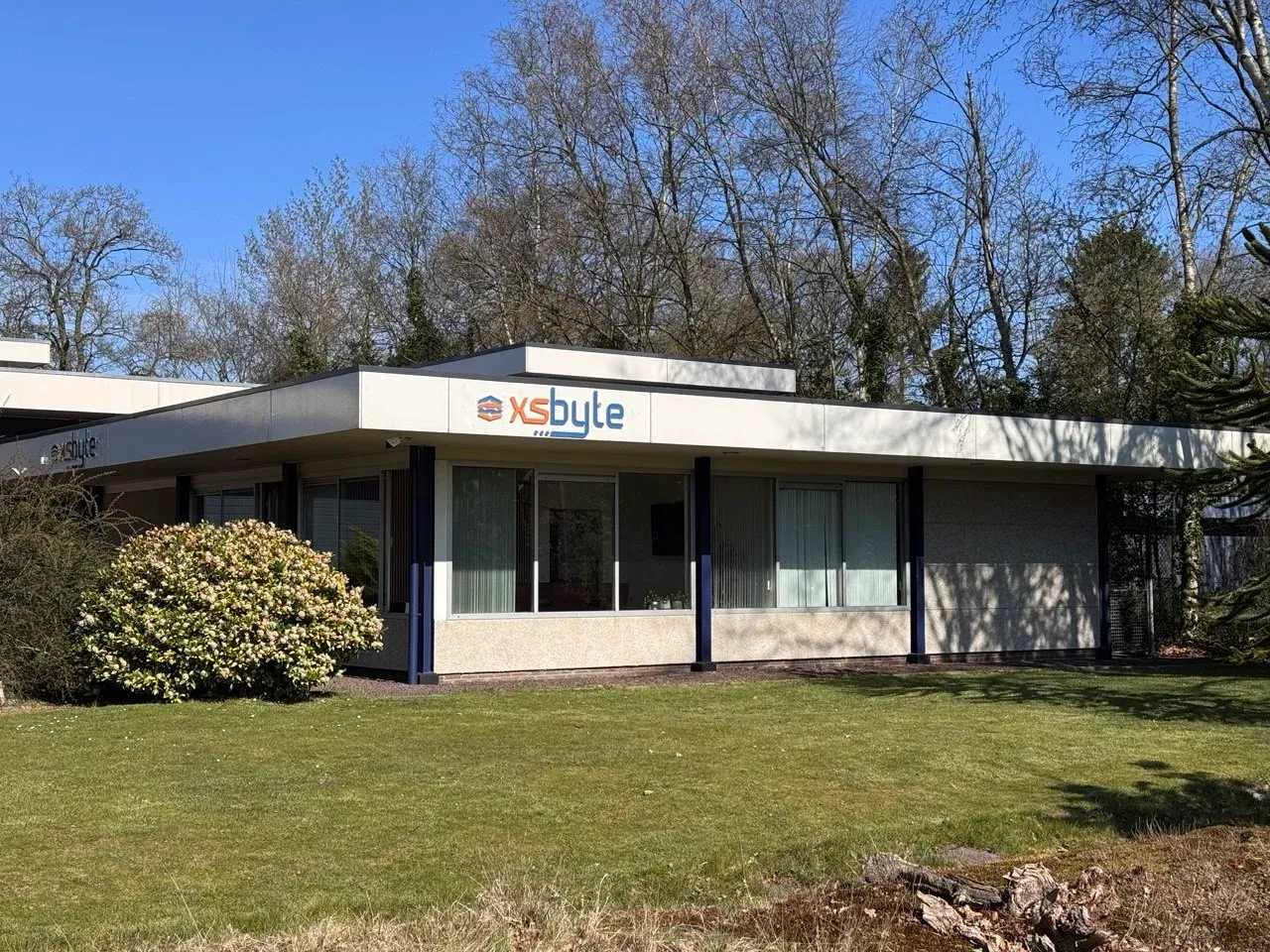 Het kantoorpand van XSbyte in Roden, midden in het groen